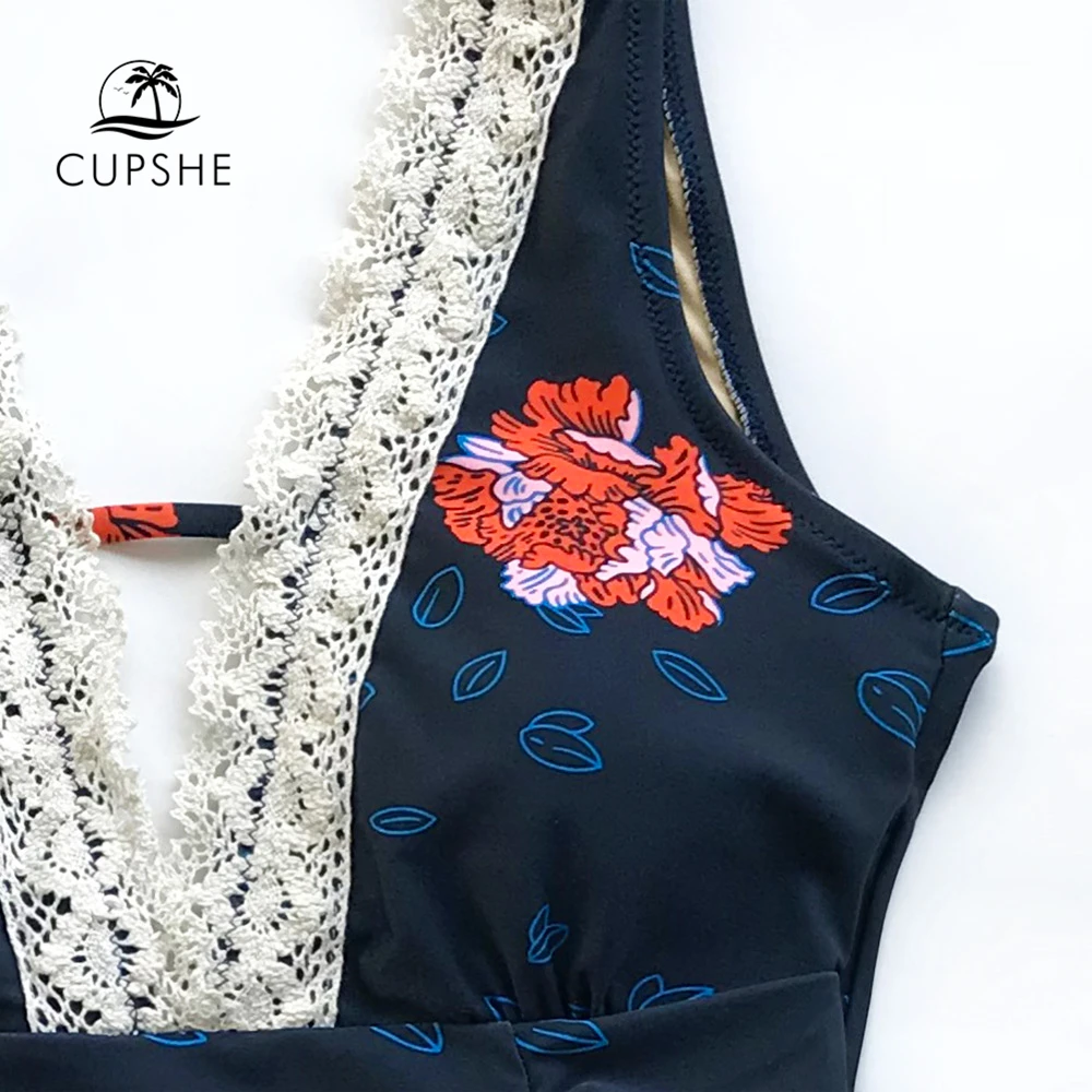 Günstige CUPSHE Navy Blau Flora Druck Spitze einteiliges Badeanzug Frauen V ausschnitt Raffen Backless Monokinis 2020 Strand Badeanzug Bademode