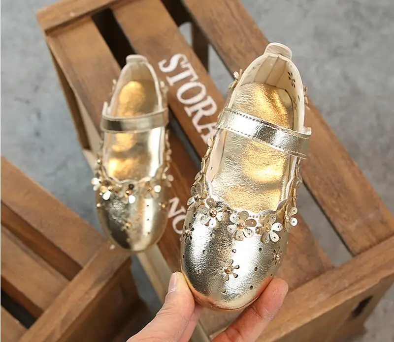 Bekamille/сандалии для девочек, кожаные туфли для малышей, новая обувь принцессы с цветочным рисунком, летние и осенние милые сандалии на плоской подошве с вырезами и блестками - Цвет: SP005-Gold