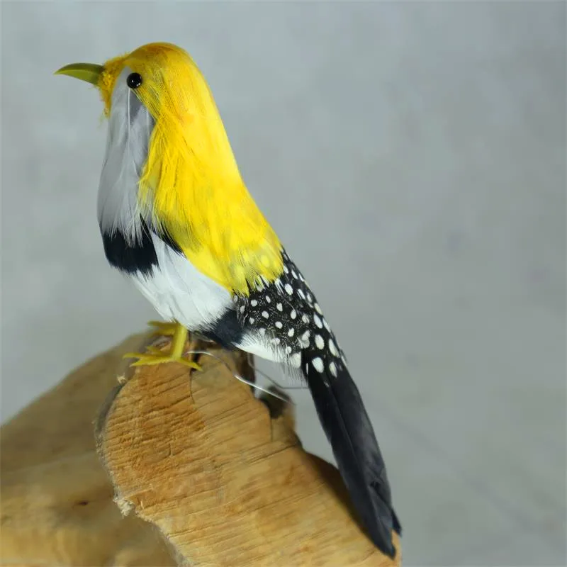 

Simulation of feather birds in the garden decoration photography model garden house window Halloween props
