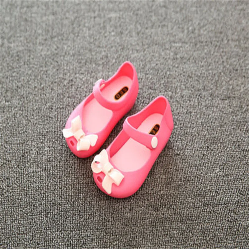 Новинка года; нескользящие пластиковые сандалии принцессы для маленьких девочек Летняя модная повседневная однотонная обувь без застежки с пряжкой и бантом; От 1 до 6 лет