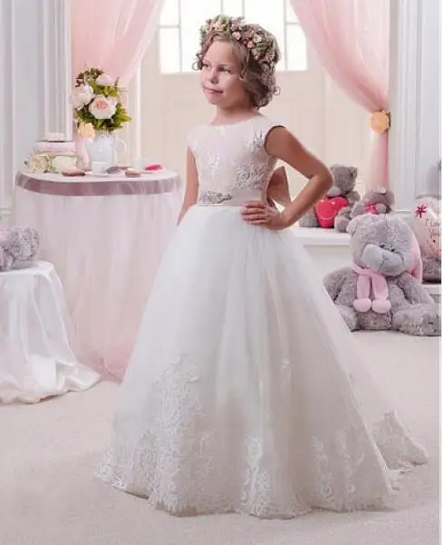 

Vintage White Tulle Flower Girl Dress with Lace Appliques Bow Beautiful Girls Pageant Gowns Open Back Floor Length Sleeveless
