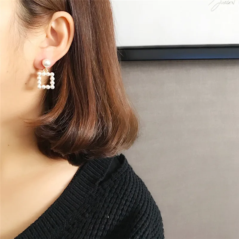 Ажурные серьги гвоздики с треугольным квадратным и круглым кулоном