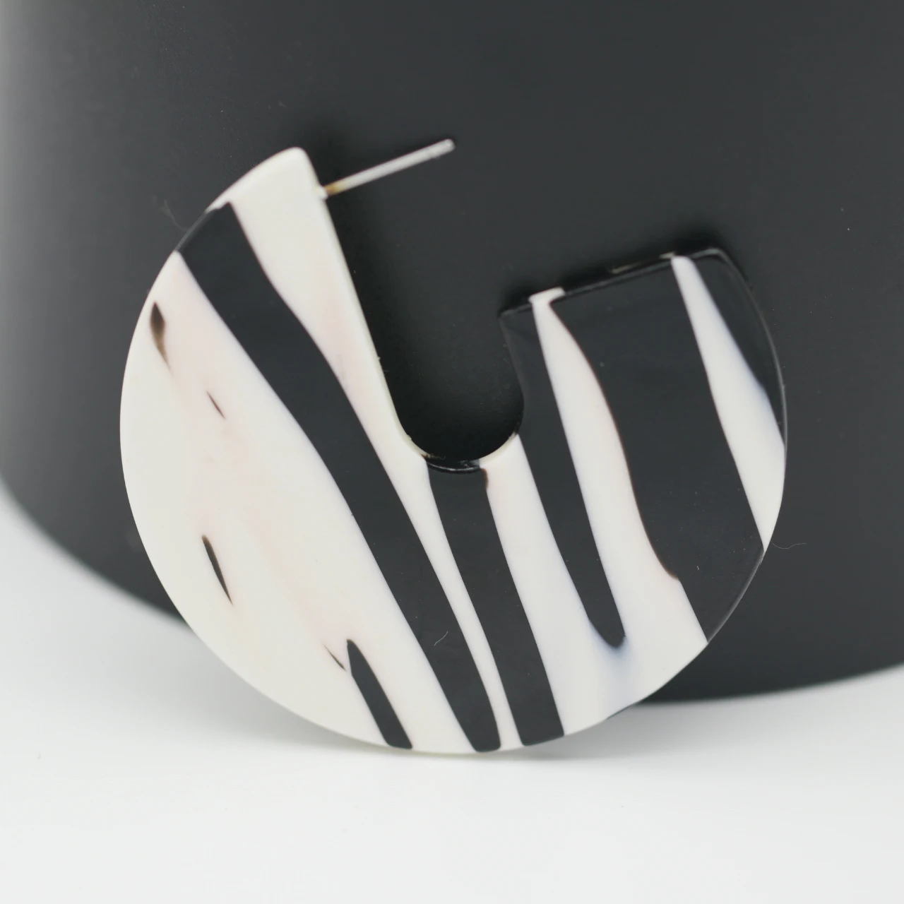 

Bohemian Resin Exaggerated Semi-circular Earrings Simple Geometric Irregular High-Quality Earrings Ladies Temperament Earrings