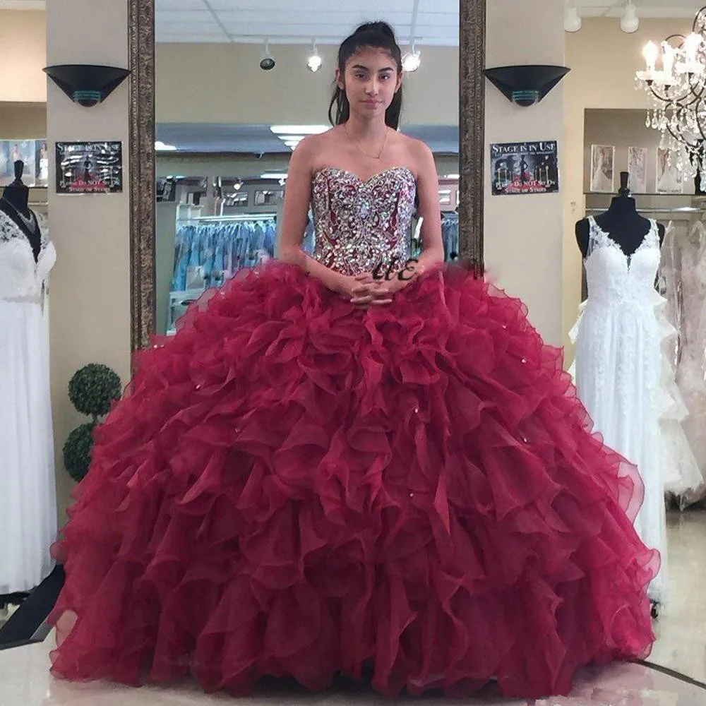 Бордовые платья Quinceanera милые, кристалльные, бисером каскадными оборками из органзы, шнурованным корсетом Выпускной маскарад платье