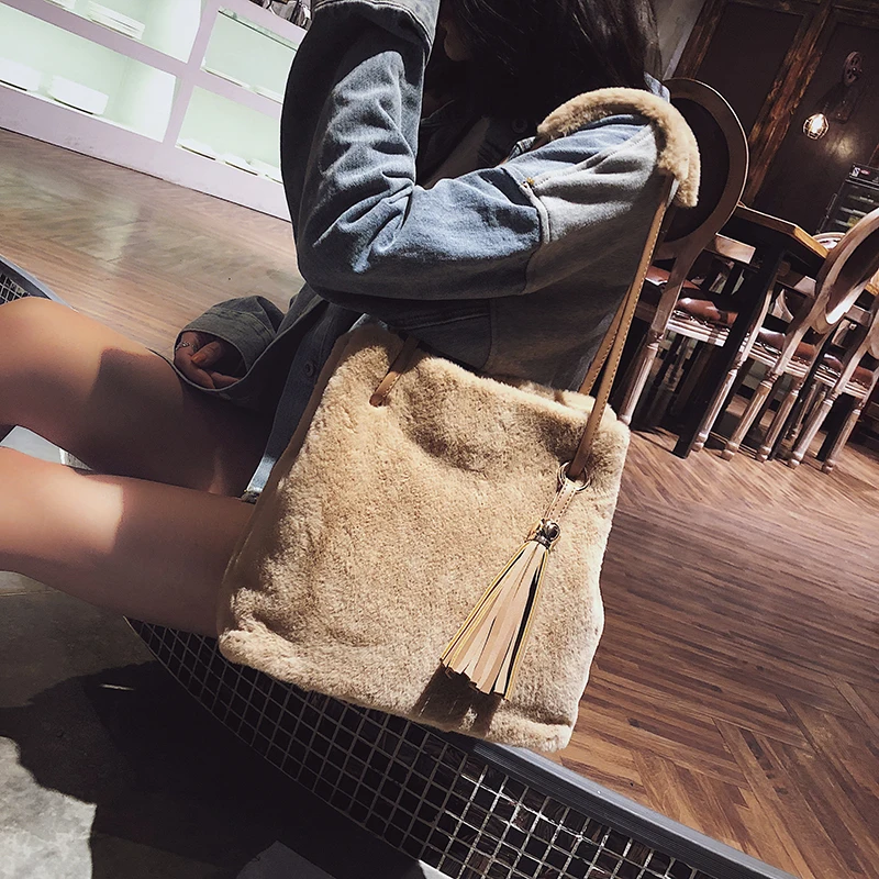 2019 خمر النساء الكتف دلو أكياس أعلى الكورية أزياء السيدات شرابة Crossbody حقيبة فو الفراء أفخم الأرنب الشعر حمل أكياس الإناث 2019 خمر النساء الكتف دلو أكياس أعلى الكورية أزياء السيدات شرابة Crossbody حقيبة فو الفراء أفخم الأرنب الشعر حمل أكياس الإناث