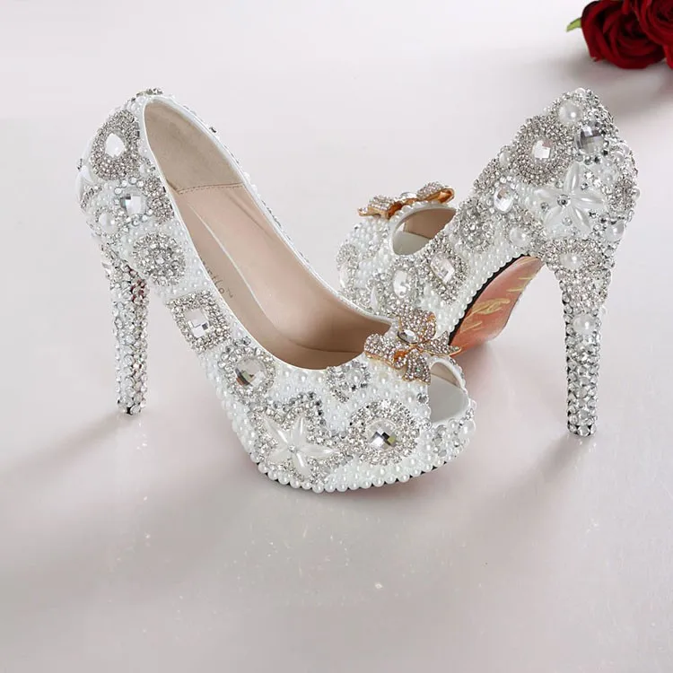 Великолепные белые свадебные модельные туфли на высоком каблуке с открытым носком и жемчугом Модные женские модельные туфли Клубная обувь для вечеринок