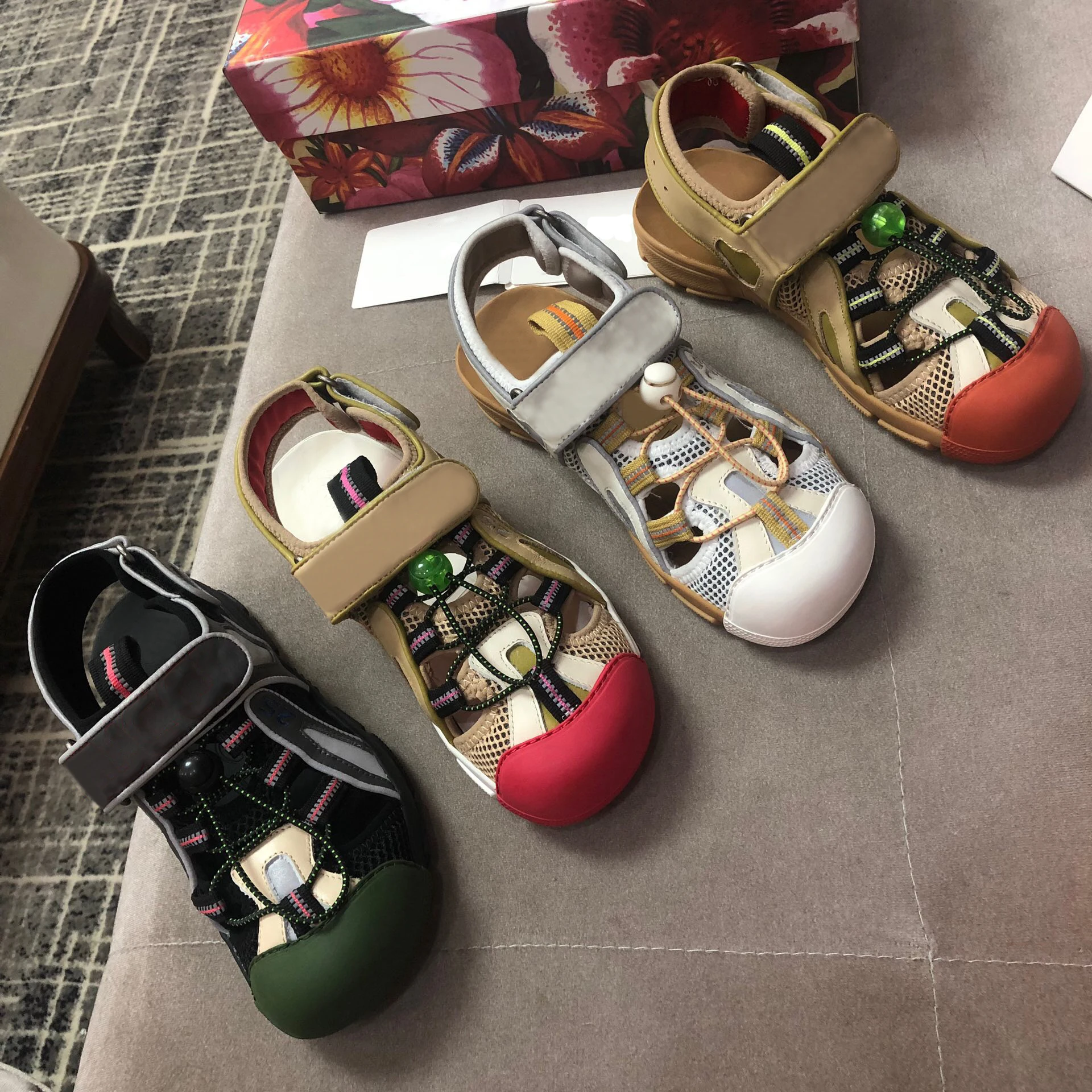 

Brand Designer Womens Mens Leather and Mesh Flat Sandal With Crystal Summer Platform Lace Up Casual Sneaker Shoes