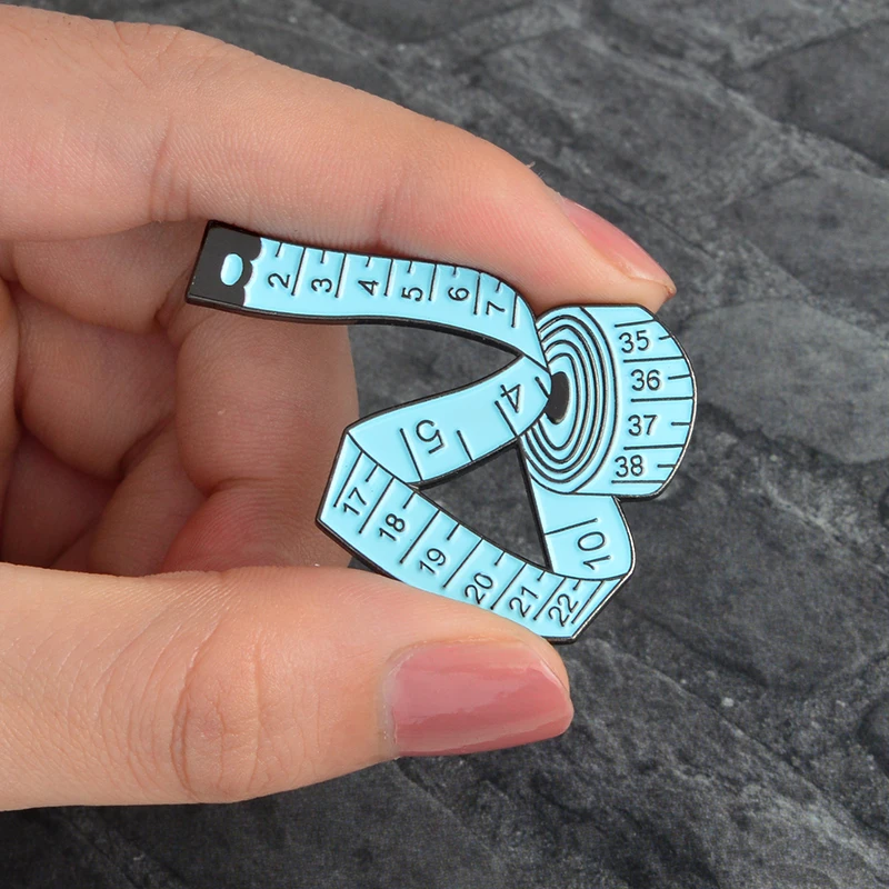 

Three color optional scale shape brooch to send children in learning to increase interest in learning gifts for encouragement