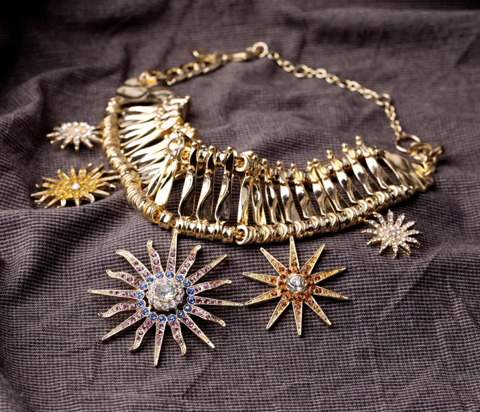 

2019 Newest Designer Shiny Crystal Star Pendant Chic Gold Color Statement Necklace Fashion Costume Jewelry For Women