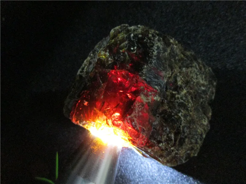 

Natural Blood Red Amber stones Perot Blood Crystal Specimens Unique Home Decorations Furnishing Articles Crafts collection