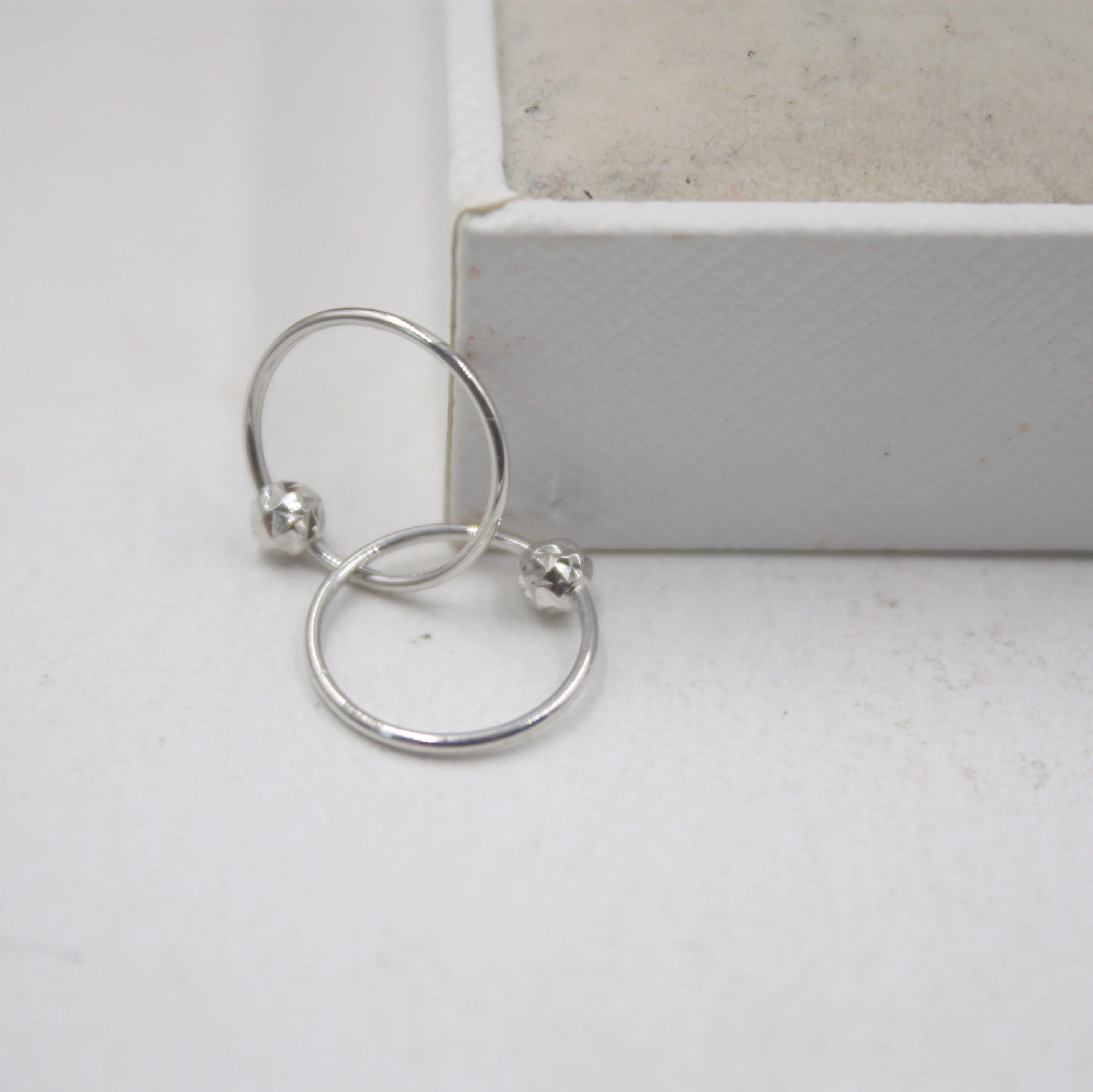 

Real 18K White Gold Earrings Perfect Carved Bead 3mm Circle Woman Lucky Hoop 12mmDia Earrings Jewelry