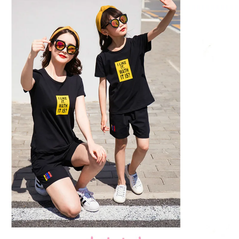

Summer Family Matching Outfits Mother Dad Son Daughter T-shirt+Short Pants Suit 2PCS Kid Tshirt Clothing Family Look Clothes E64
