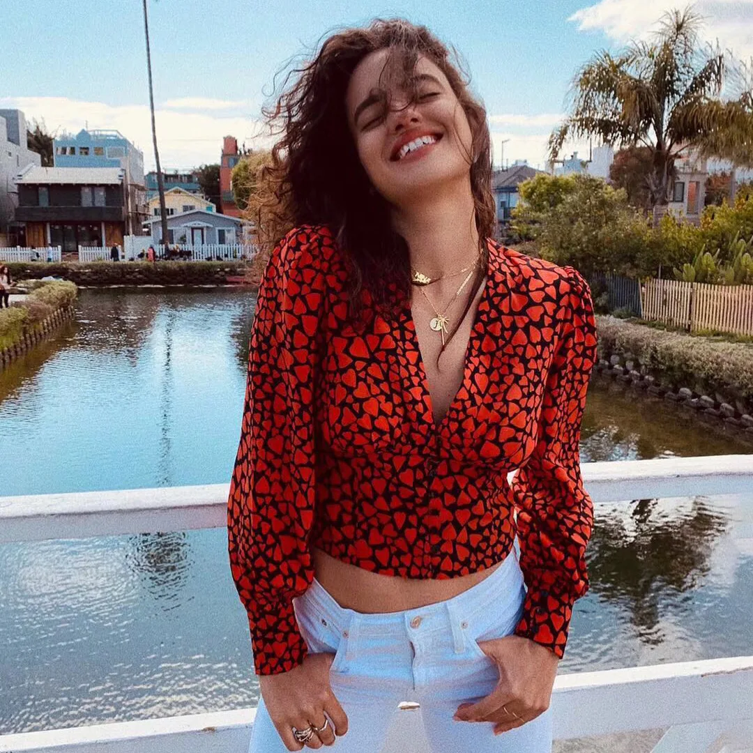 

2019 Spring and Summer New Shirt Print French Love V Collar Buckle Lantern Long-sleeved V-Neck Print Women Shirts