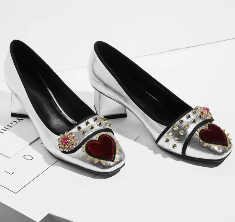 

Spring and Autumn New Peach Heart Rivet Heel Retro Palace style hand-made large size shoes ladies single shoes.