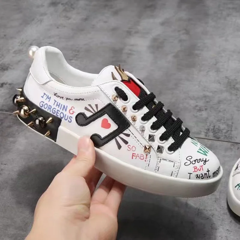 

Shoes Woman Leather Women Casual Shoes Pearl Rivets Decor Women Sneakers Low Top Women Flats Brand Designer Graffiti White Shoes