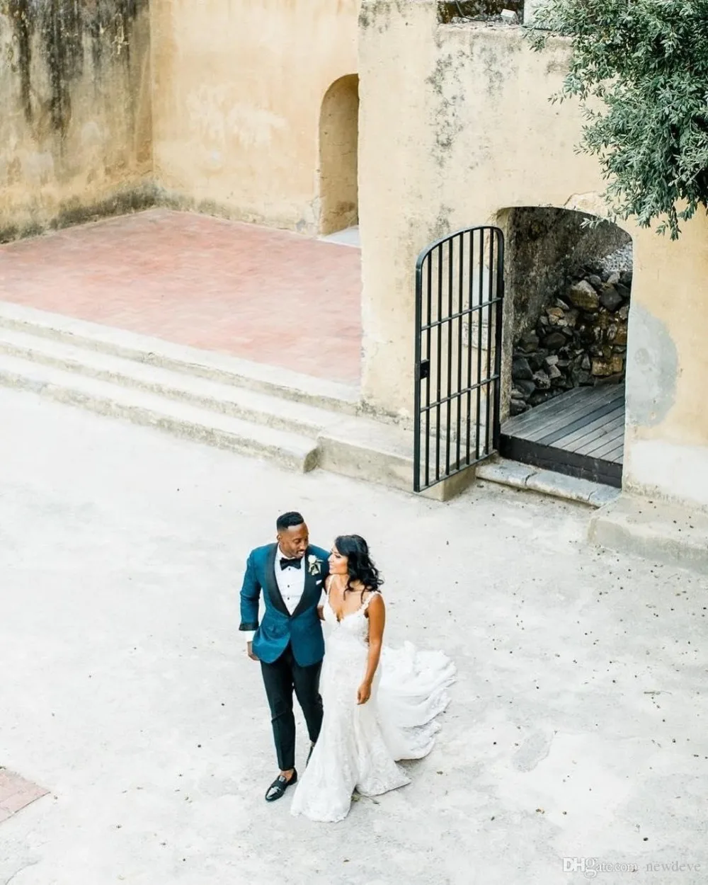 2019-bohemian-wedding-dresses-spaghetti-straps-sleeveless-lace-boho-bridal-gowns-sexy-backless-custom-made-country-mermaid-wedding-dress (3)