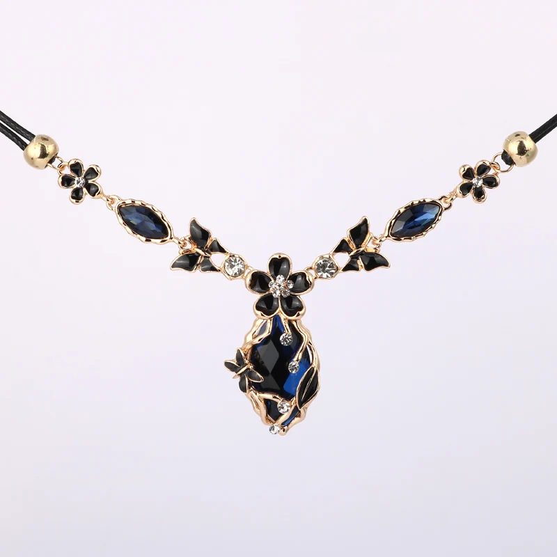 

LEADERBEADS Vintage Crystal Flower Necklace for Women's Luxury Gift Retro Metal Butterfly Choker Pendant Costume Jewelry