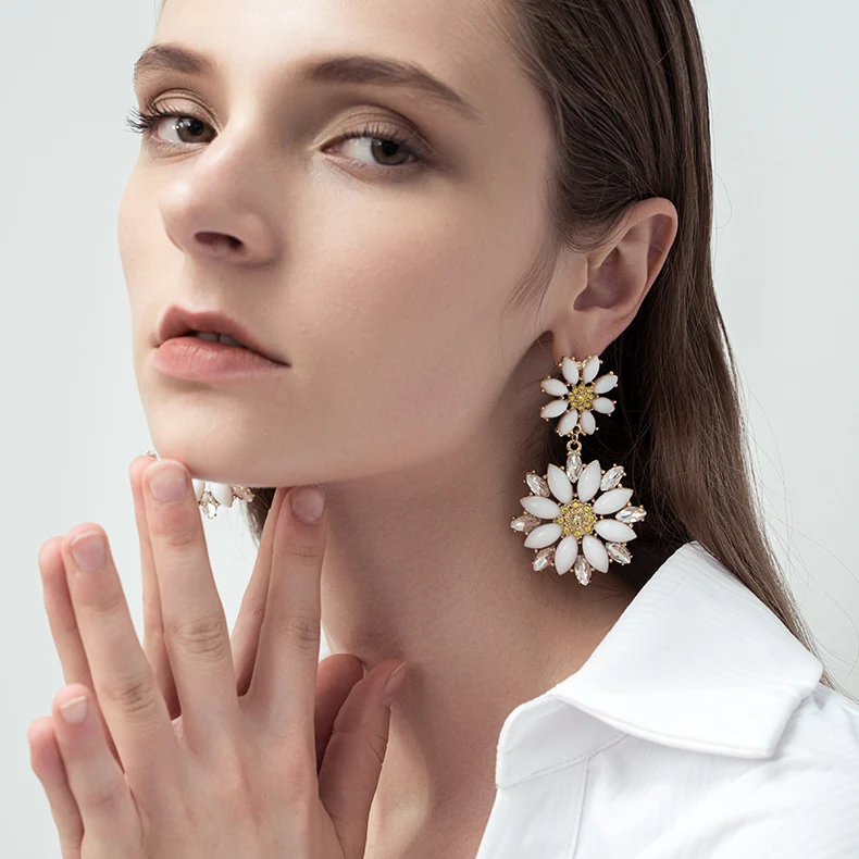 

Baroque Earrings For Women Gold Crystal Flower Dangle Drop Big Earings Exaggerated Eardrop Orecchini Oorbellen Aretes Brincos