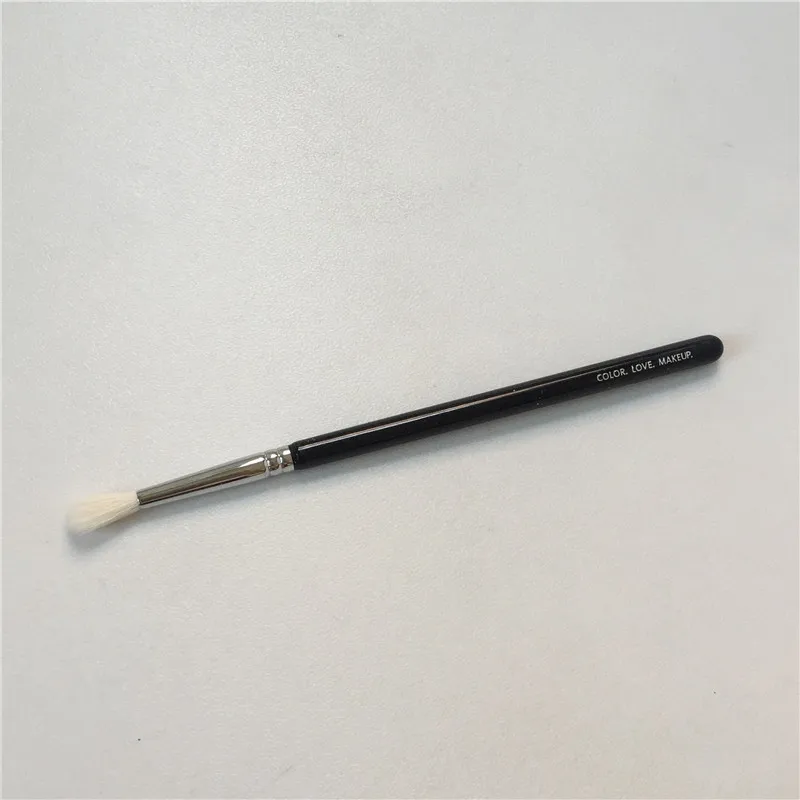 Zoeva 224 Luxe Defined Crease Brush _ 1