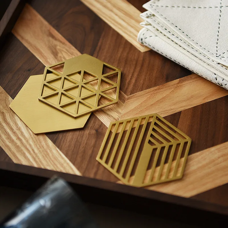 Скандинавском стиле ретро металлические латунные подставки геометрические полые чашки столовые приборы Креативные украшения теплоизолированные горшок