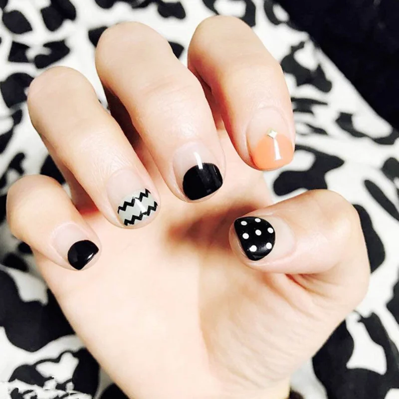 чёрный маникюр с крестом. маникюр однотонный темный. чёрно-белый маникюр. чёрный маникюр со звёздами. маникюр на хэллоуин на короткие ногти.