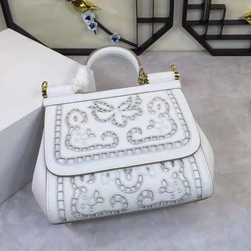 

New European and American fashion hollow carved one-shoulder sloping black lace leather flip-over handbag in 2019