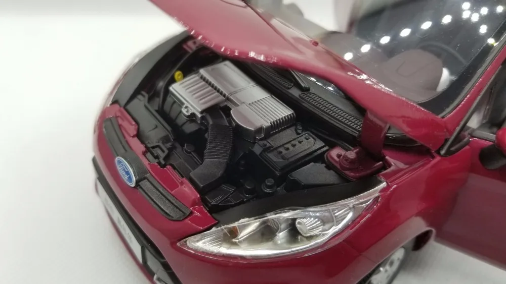 1:18 литая модель для Ford Fiesta 2011 Фиолетовый Красный хэтчбек игрушечный автомобиль миниатюрная Коллекция подарков