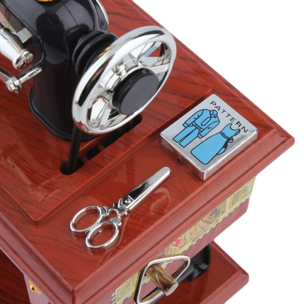 1 Pc Mini Vintage Lockwork de la máquina de coser caja de música chico juguete pedal Sartorius Juguetes Retro cumpleaños regalo decoración del hogar en todo el mundo tienda 1 Pc Mini Vintage Lockwork de la máquina de coser caja de música chico juguete pedal Sartorius Juguetes Retro cumpleaños regalo decoración del hogar en todo el mundo tienda