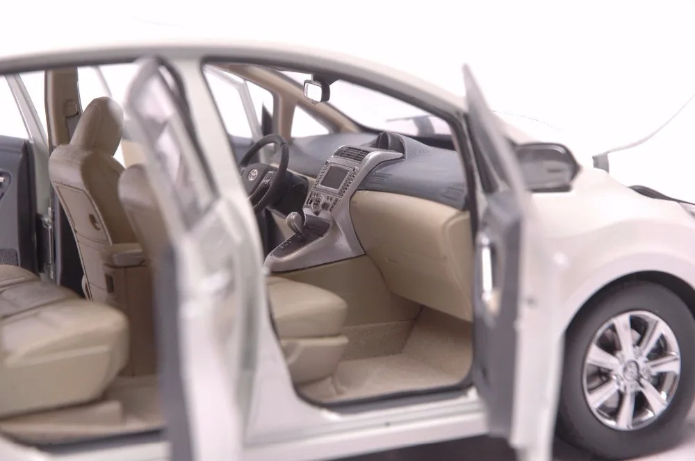 Toyota EZ Verso car model in scale 118 (6)