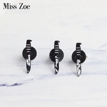 Black Dagger Zwaard Rose Flower Kissing Liefhebbers Vrouwen Benen Emaille Pins Dark Broche Badge Denim Jas Sieraden Geschenken Voor vriend