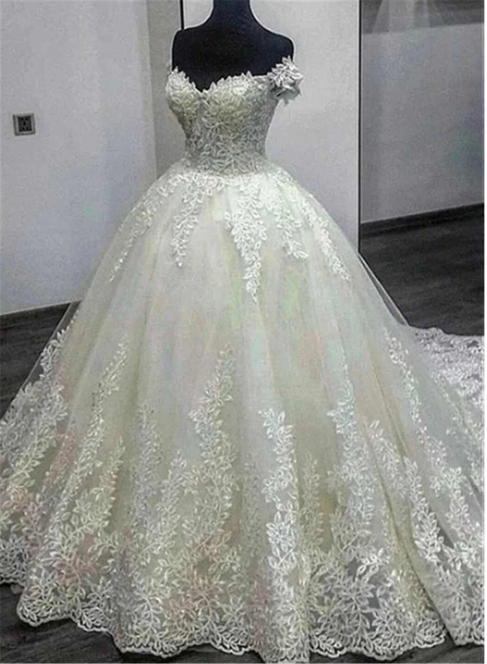 

Ball Gown wedding dresses Off The Shoulder Princess Zipper Up Appliques Court Train Organza And Tulle vestido de noiva 2019