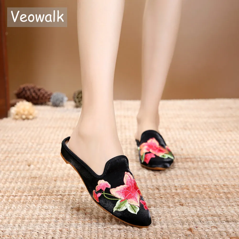 online Veowalk Chineses Bordados Mulheres Flanela de Algodão Chinelos Mulas Planas Pontas Do Dedo Do Pé Senhoras Verão Conforto Casual Sapatos Bordados