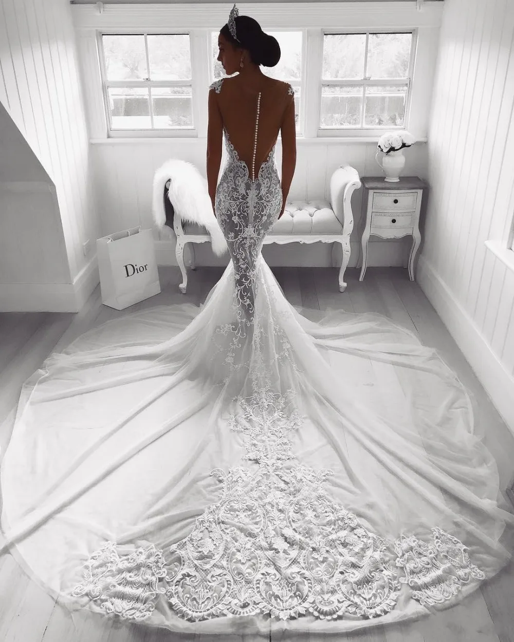 Long Sleeve Womens Lace Appliques Illusion Mermaid Illusion Sash Open Back Chapel Train Wedding Dress 