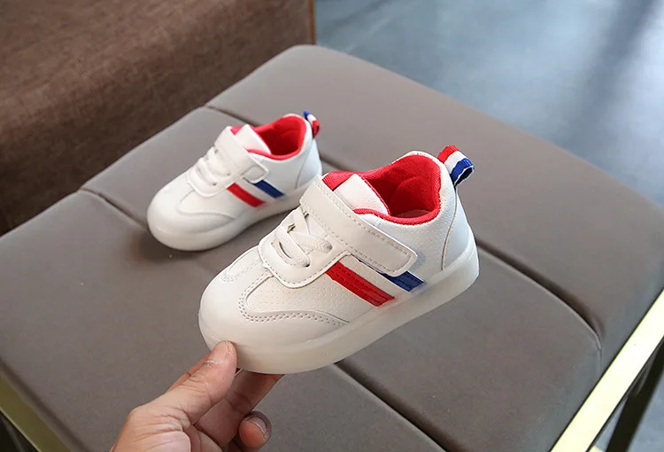 New Children Luminous Shoes Boys Girls Stripe Sport Running Shoes Baby Lights Fashion Sneakers Toddler Kids LED Sneakers