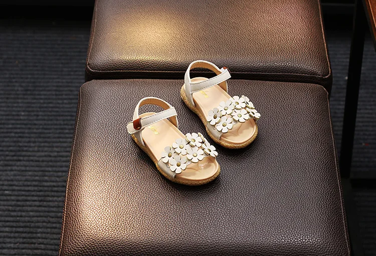 Новые летние детские сандалии для девочек; милая однотонная Цвет с цветочной вышивкой туфли в стиле «Принцесса» для детей, мягкая подошва, детские ботинки