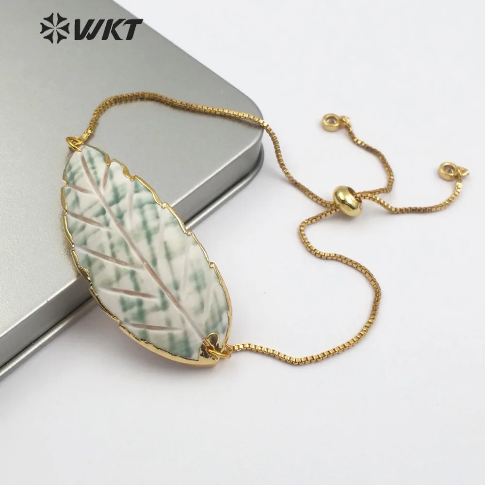 

WT-B446 Natural Trumpet Shell Bracelet Leaf Shape Green Color Shell Jewelry Gold Bezel Pendant With Carved Adjustable Bracelet