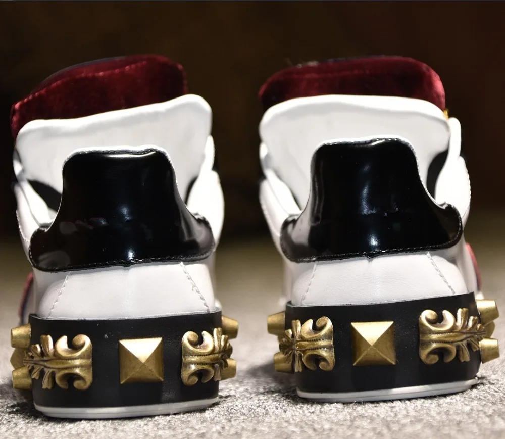 Женские кроссовки с металлическими листьями и заклепками; туфли на плоской подошве размера плюс; цвет черный, белый; обувь для тенниса в стиле пэчворк; повседневная обувь из натуральной кожи с низким верхом на шнуровке