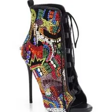 Популярные пикантные ботинки на шнуровке; Разноцветные босоножки на высоком каблуке с открытым носком и кристаллами; ботильоны знаменитостей; стразы высокий каблук