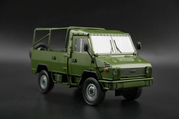 

Original factory 1:24 Alloy Model of Nanjing Military Vehicle NJ2046 Off-road Vehicle Collection model