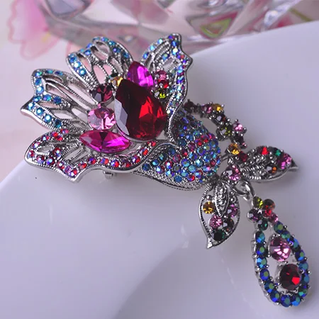 Урожай Rhinestone Цветок Броши Для Женщин Вечернее Платье Брошь Клип Украшения уги Autrian Кристалл Hat Pin Кулон Бижутерия новогодние подарки значки брошь - Окраска металла: Red