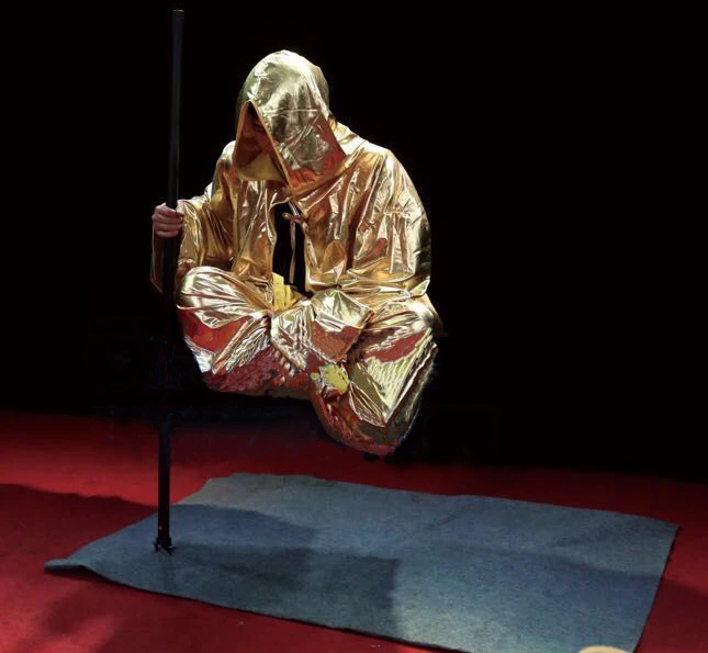 Street Artist Levitation/Magic Tricks/Illusion/outdoor performancein