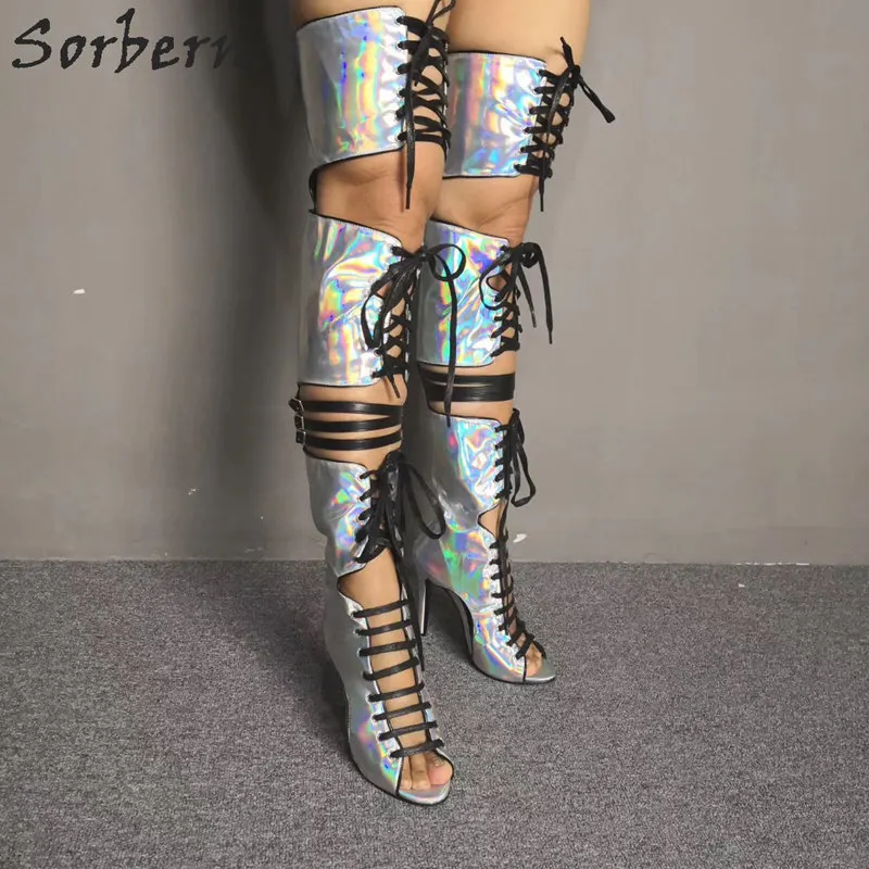 Sorbern/Серебристые голографические летние сапоги; цветные сапоги на высоком каблуке-шпильке с открытым носком; сапоги до середины бедра на шнуровке с вырезами