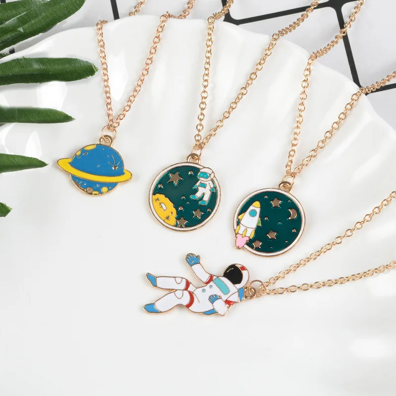 

Fashion New Product Dropper Spaceman Astronaut Pendant Necklace Sky Planet Alloy Accessories Vintage Galaxy Cosmic Necklace 3#
