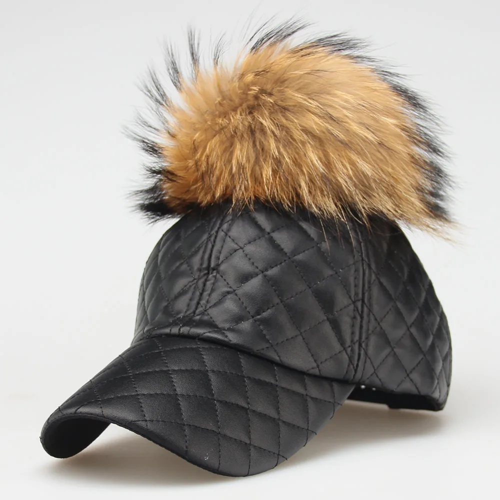 Günstige 2018 15 CM Echt Waschbären Pelz Pompons Hüte Hip Hop Cap Winter Hüte Für Frauen NEUE HERBST Weibliche Warme PU leder Baseball Kappe
