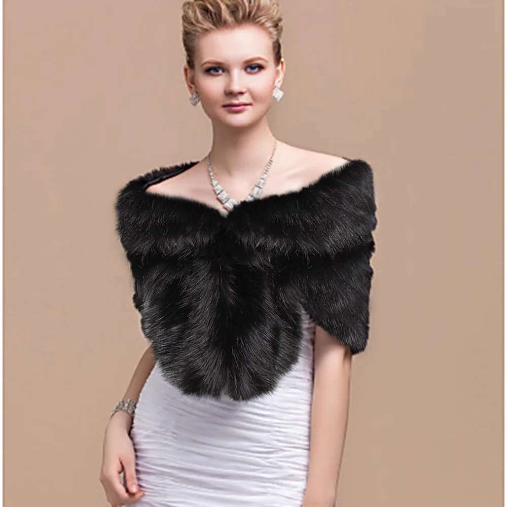 The bride's fur lapel cape was a butterfly cape (3)