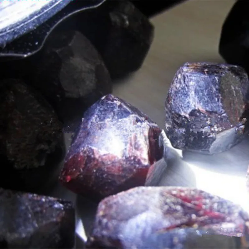 1 шт. Нерегулярные натуральный кристалл красный гранат оригинальные образцы довольно рейки сырой минеральный камень QDD9162