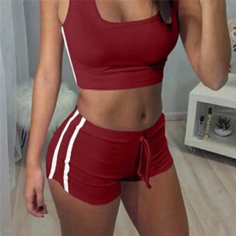 Спортивные шорты и топ женские