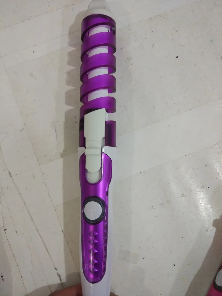 Профессиональные волос Волшебная Подкручивающая расческа спиральной завивки быстрый нагрев Керлинг палочка Электрический стайлер для волос Pro инструмент для укладки - Цвет: Фиолетовый