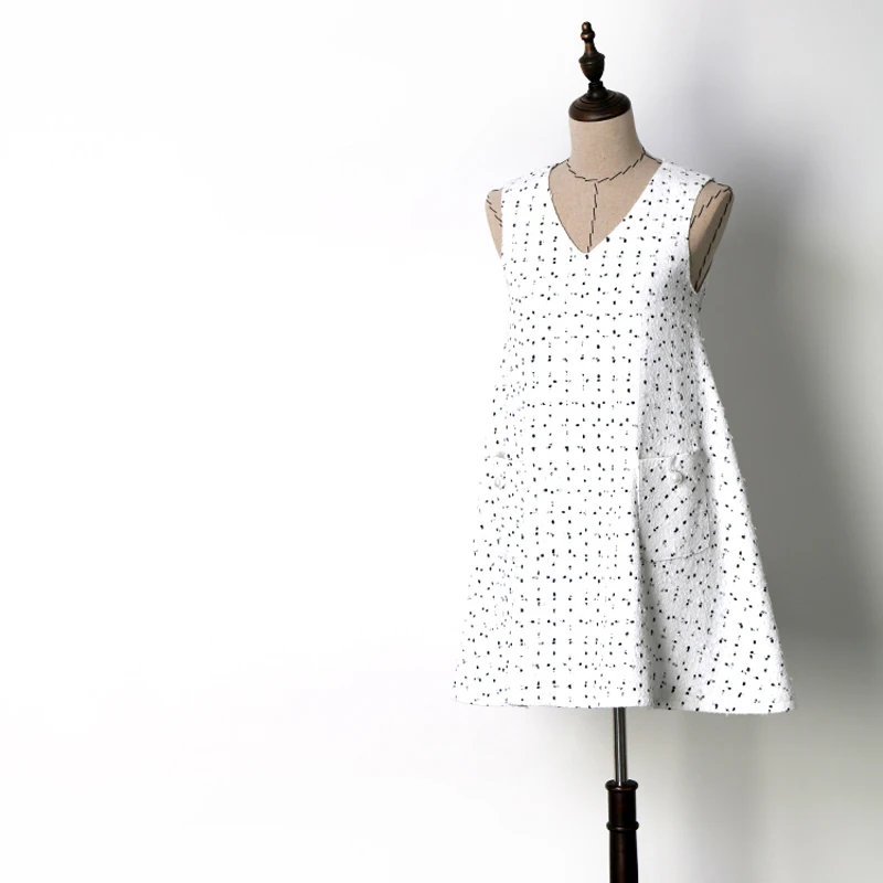 

2018 Spring Autumn Women Cute Black Dots Tweed Knitted Sleeveless Dresses Pockets V-neck A-line Loose White Tweed Dress JC2406