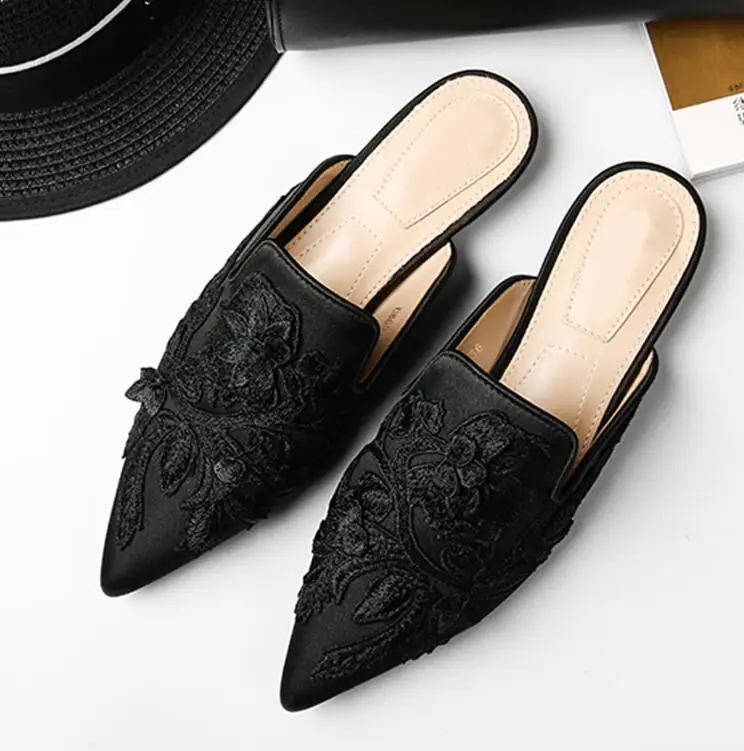 Роскошные атласные тапочки; женские туфли на плоской подошве с острым носком и цветочной вышивкой; женские модные сандалии - Цвет: Черный